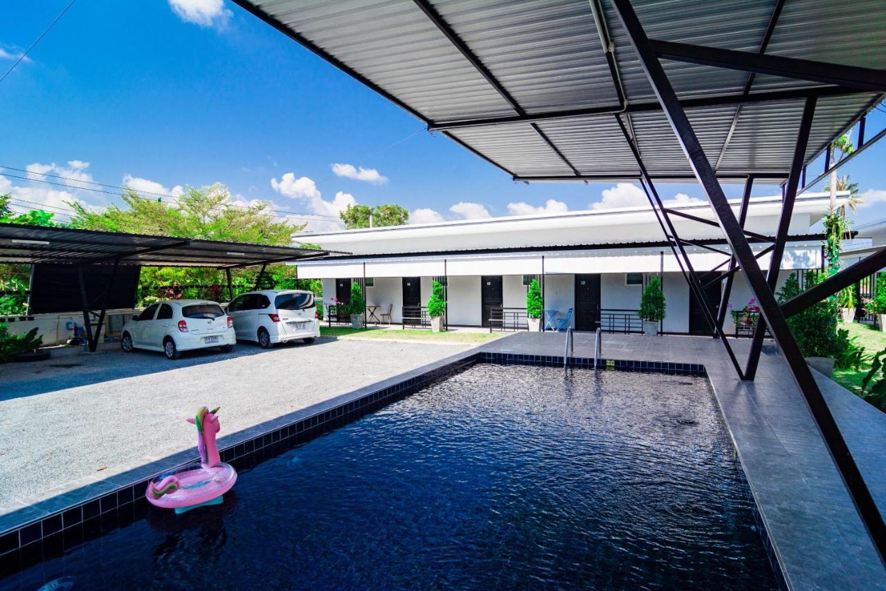 Oyo 533 Runya Poolvilla Прачуап Кири Кан Екстериор снимка