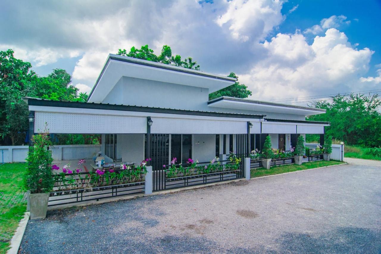 Oyo 533 Runya Poolvilla Прачуап Кири Кан Екстериор снимка